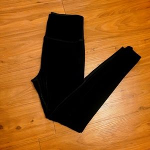 Beyond yoga leggings velvet black high waist EUC workout size large